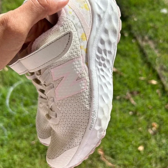 New Balance Arishi Kids Sneakers - Cream and Pink - Picture 7 of 10